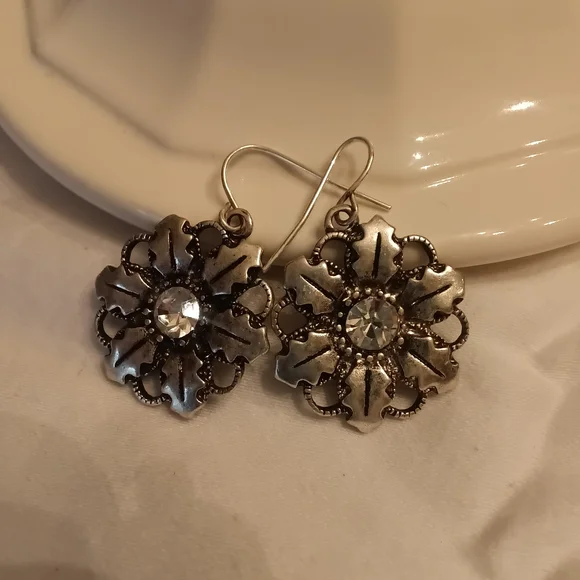 Poinsetta floral or snowflake-inspired Earrings - Picture 3 of 4